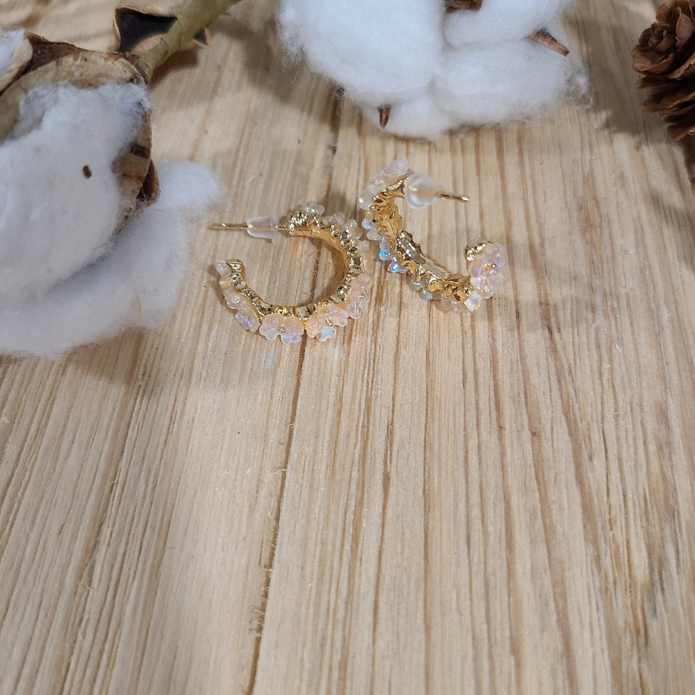 🌼🌼NEW🌼🌼VERY PRETTY!! Irridecent Flower Hoop Earrings in GOLD - Picture 6 of 16